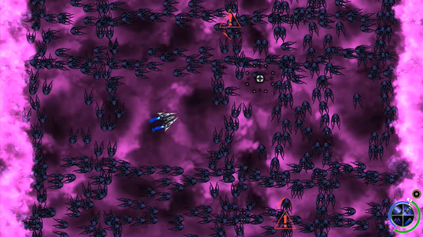 Modo desafio com uma grande formação de inimigos em uma nebulosa roxa